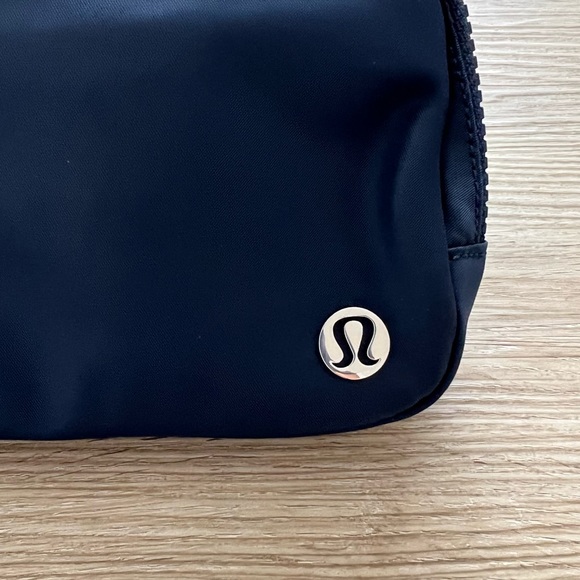 Lululemon Everywhere Belt Bag Navy Blue Nylon One Size - Picture 3 of 7